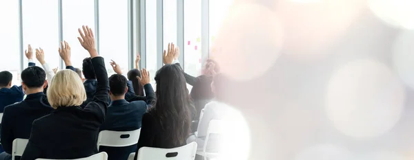 Groupe de gens d'affaires réunis dans une conférence de séminaire élargir la vue — Photo