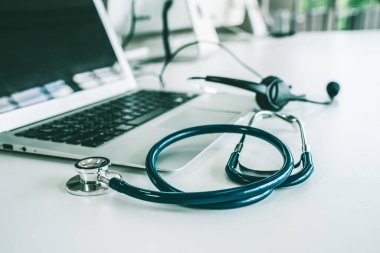 Klinikteki kulaklık ve doktor ekipmanları hasta için aktif destek için hazır.