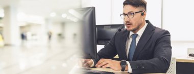 Ofiste çalışan, kulaklık takan iş adamları daha geniş görüşlü.