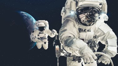 Astronot uzay yürüyüşü yaparken uzay uçuşları görevinde çalışıyor.
