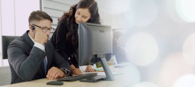 Ofiste çalışan, kulaklık takan iş adamları daha geniş görüşlü.