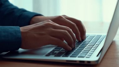 İşadamı ofis masasındaki bilgisayarda çalışıyor. Yakın çekim.