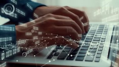 İş adamı iş veri analizini analiz etmek için yetenekli dizüstü bilgisayar kullanır