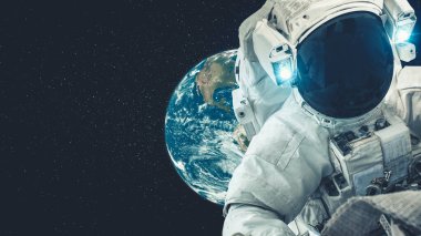 Astronot uzay yürüyüşü yaparken uzay uçuşları görevinde çalışıyor.