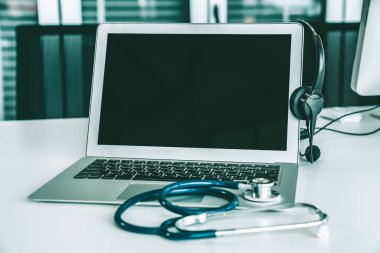 Klinikteki kulaklık ve doktor ekipmanları hasta için aktif destek için hazır.