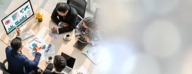 Zeki iş adamı ve iş kadını geniş bir grup toplantısında tartışıyorlar.