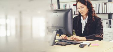 Ofiste çalışan, kulaklık takan iş adamları daha geniş görüşlü.