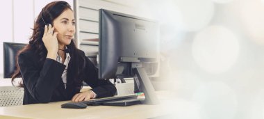 Ofiste çalışan, kulaklık takan iş adamları daha geniş görüşlü.