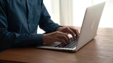 İşadamı ofis masasındaki bilgisayarda çalışıyor. Yakın çekim.