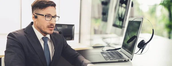 Gente de negocios con auriculares trabajando en la oficina ampliar vista — Foto de Stock