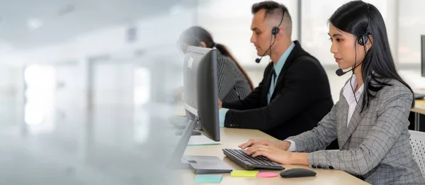 Biznesmeni noszący słuchawki pracujący w biurze poszerzyć widok — Zdjęcie stockowe