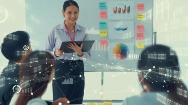 Şirket personeli toplantısındaki iş adamları imrendirici grafikle