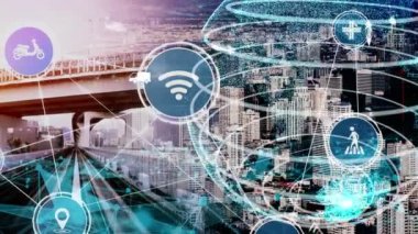 Yeni şehir yolunda gelecekteki araba trafiği için akıllı ulaşım teknolojisi kavramı