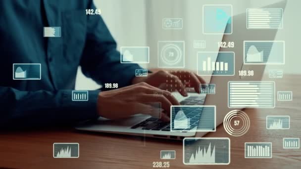 Empresario utiliza ordenador portátil capaz para analizar datos de negocios analítica — Vídeos de Stock