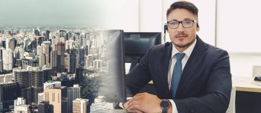 Ofiste çalışan, kulaklık takan iş adamları daha geniş görüşlü.