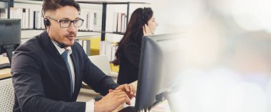 Ofiste çalışan, kulaklık takan iş adamları daha geniş görüşlü.