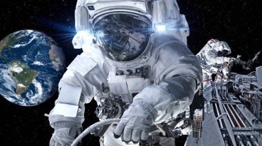Astronot uzay yürüyüşü yaparken uzay uçuşları görevinde çalışıyor.