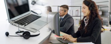 Ofiste çalışan, kulaklık takan iş adamları daha geniş görüşlü.