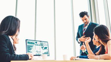 Dahiyane bilgisayar yazılımının iş veri paneli analizi