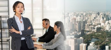 Ofiste çalışan, kulaklık takan iş adamları daha geniş görüşlü.