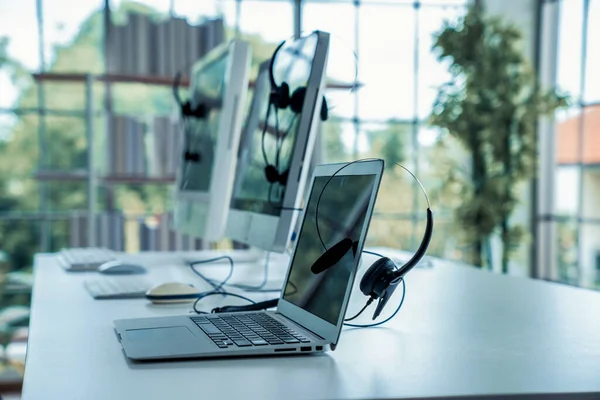 Headset e equipamento de suporte ao cliente no call center pronto para o serviço ativo — Fotografia de Stock