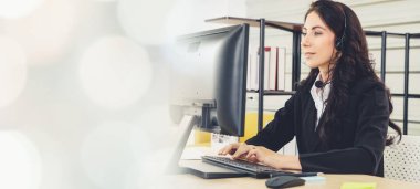 Ofiste çalışan, kulaklık takan iş adamları daha geniş görüşlü.