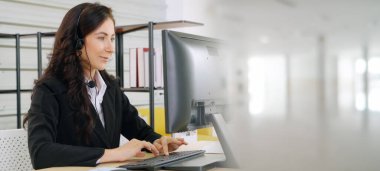 Ofiste çalışan, kulaklık takan iş adamları daha geniş görüşlü.