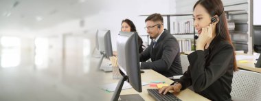 Ofiste çalışan, kulaklık takan iş adamları daha geniş görüşlü.