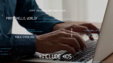 Bilgisayar programcısı programlama kodu geliştirmek için yetenekli dizüstü bilgisayar kullanır