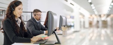 Ofiste çalışan, kulaklık takan iş adamları daha geniş görüşlü.