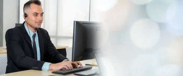 Zakenmensen die een headset dragen en op kantoor werken, verbreden het zicht — Stockfoto