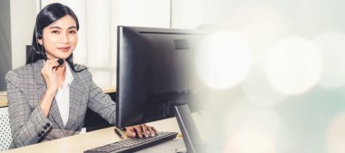 Ofiste çalışan, kulaklık takan iş adamları daha geniş görüşlü.