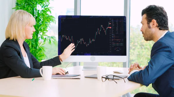Análise de gráficos de dados do mercado de ações por software de computador engenhoso — Fotografia de Stock