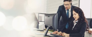 Ofiste çalışan, kulaklık takan iş adamları daha geniş görüşlü.