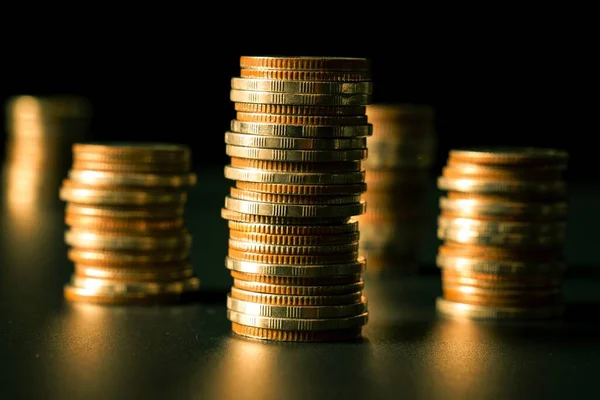 Куча золотых монет стек денег в финансах Казначейства сбережения банковского счета — стоковое фото