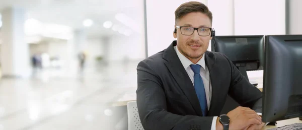 Business people wearing headset working in office broaden view — Stock Photo, Image