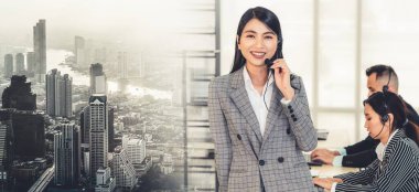 Ofiste çalışan, kulaklık takan iş adamları daha geniş görüşlü.