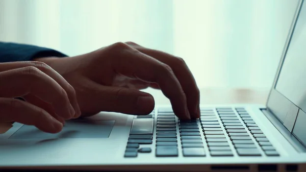 Empresario mano trabaja en la computadora portátil capaz en la mesa de la oficina de cerca disparo —  Fotos de Stock
