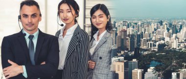 Ofiste çalışan, kulaklık takan iş adamları daha geniş görüşlü.