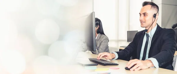 Gente de negocios con auriculares trabajando en la oficina ampliar vista —  Fotos de Stock