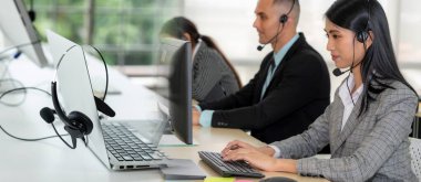 Ofiste çalışan, kulaklık takan iş adamları daha geniş görüşlü.