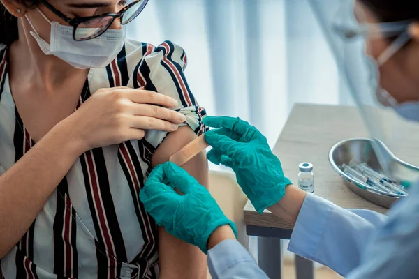 Młoda kobieta odwiedza zręcznego lekarza w szpitalu w celu szczepienia — Zdjęcie stockowe