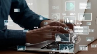 İş adamı iş veri analizini analiz etmek için yetenekli dizüstü bilgisayar kullanır