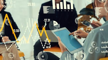 Şirket personeli toplantısındaki iş adamları imrendirici grafikle