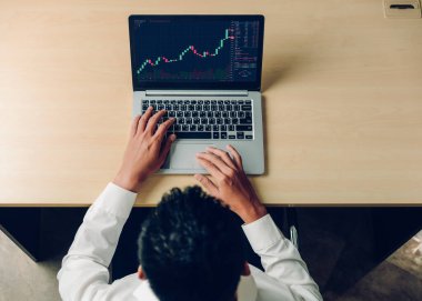 Dahiyane bilgisayar yazılımının borsa veri tablosu analizi