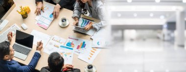 İş adamları grup toplantısı daha geniş açıdan çekildi