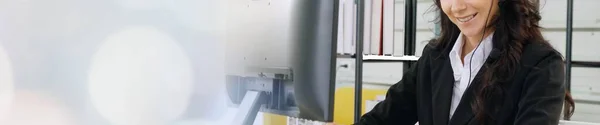 광 대역에서 센터 또는 고객 지원 에이전트를 호출 파노라마 배너를 보고 — 스톡 사진