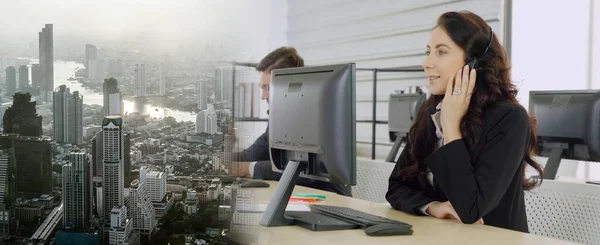 Gente de negocios con auriculares trabajando en la oficina ampliar vista — Foto de Stock