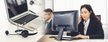 Ofiste çalışan, kulaklık takan iş adamları daha geniş görüşlü.