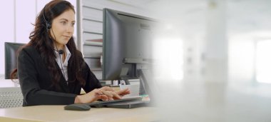 Ofiste çalışan, kulaklık takan iş adamları daha geniş görüşlü.